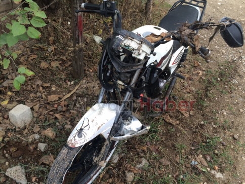 Mıcırlı yolda kayan motosiklet kaza yaptı